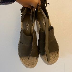 Never worn Treasure & Bond wedges